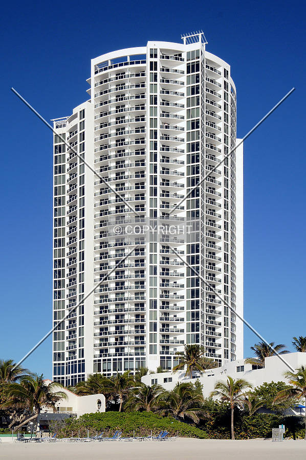 Trump International Sonesta Beach Resort by Jorge Molina