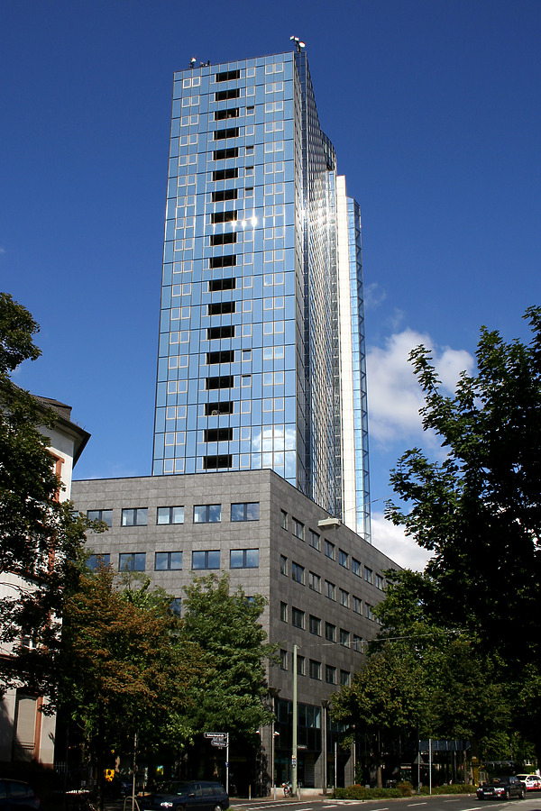 Büro Center Nibelungenplatz by Daniel Kieckhefer