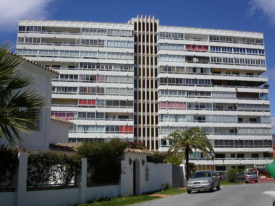Edificio Residencia by Cesar Serrano