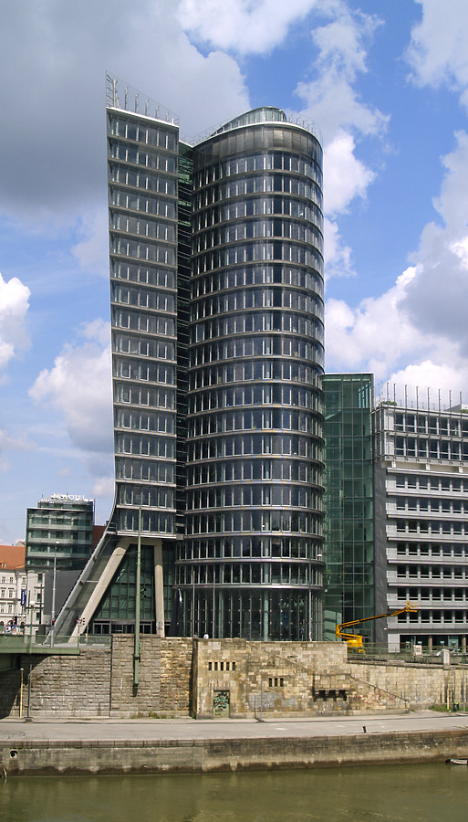 Uniqa Tower by Cesar Serrano