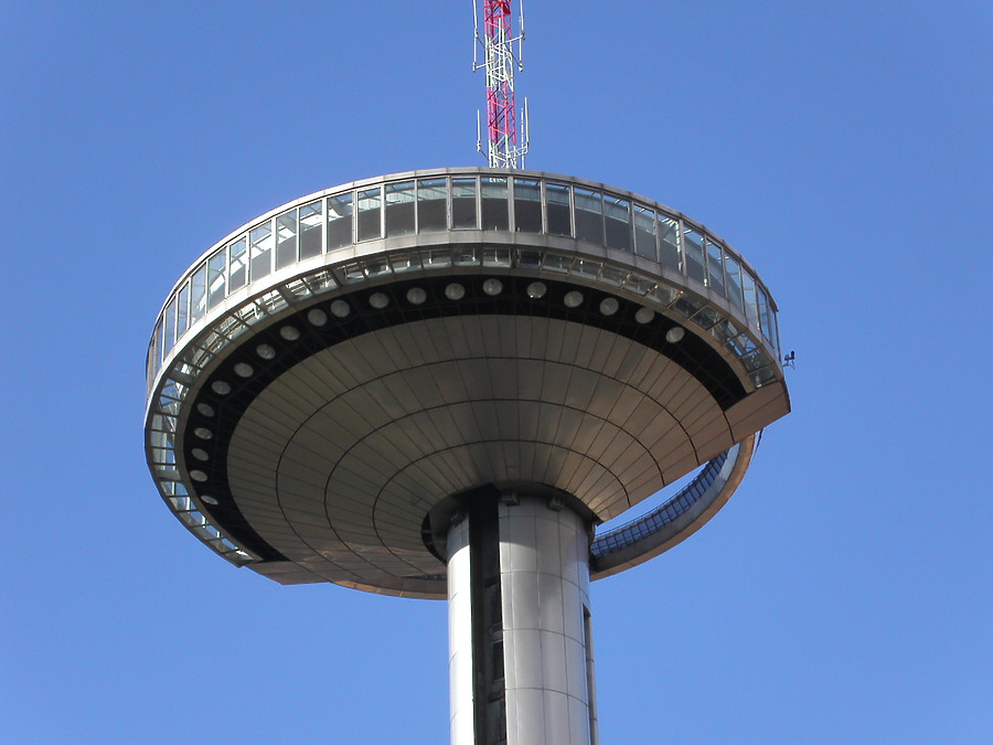 El Faro de Moncloa by Cesar Serrano