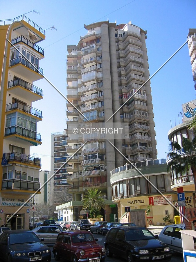 Edificio los Manantiales I by Victor Carcedo