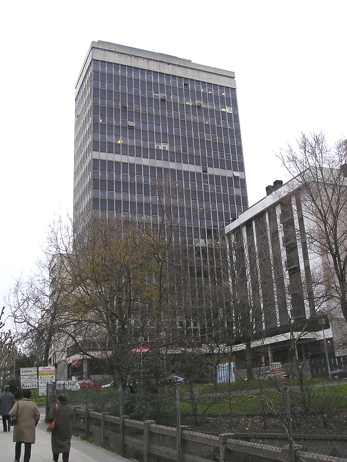 Torre de Oficinas by Mikel Allende