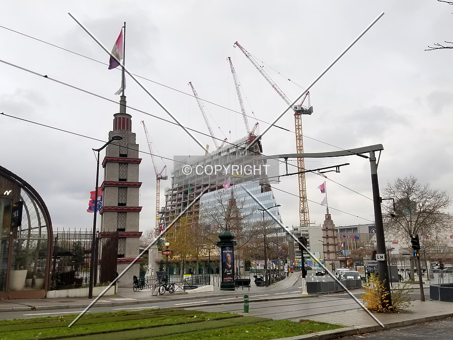Tour Triangle by Florian Barbier