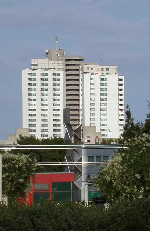 Zwickauer Damm 12 by Cesar Serrano