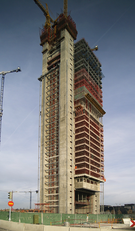 Torre Caja Madrid by Cesar Serrano
