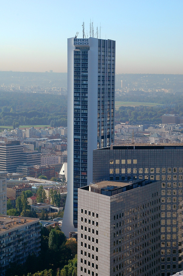 Défense 2000 by John Bek