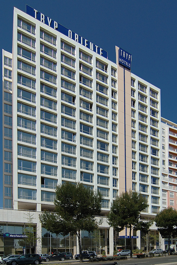 Hotel Tryp Oriente by David Guija