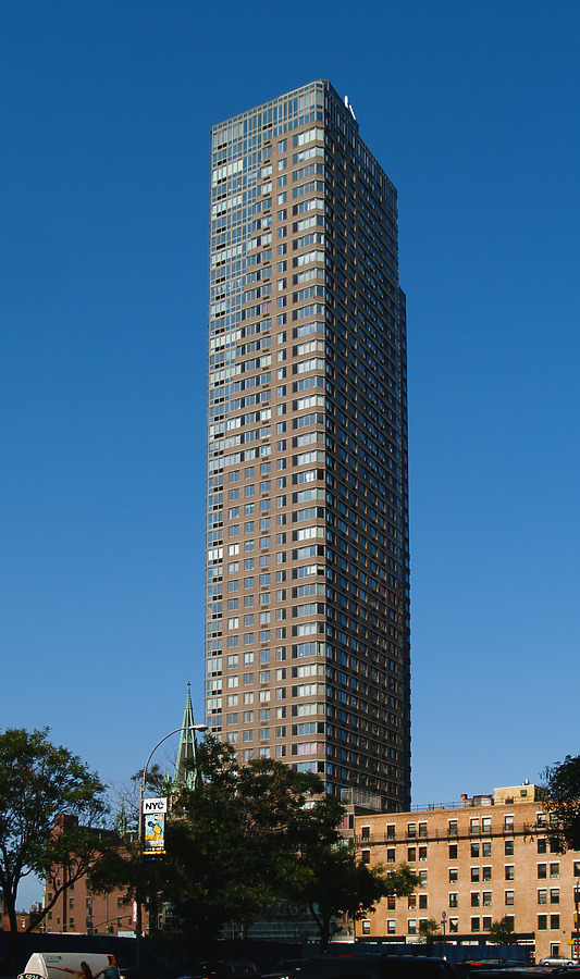 Victory Apartments by Cesar Serrano