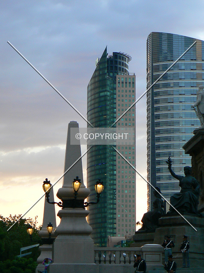 Torre Mayor by Luis Ibáñez