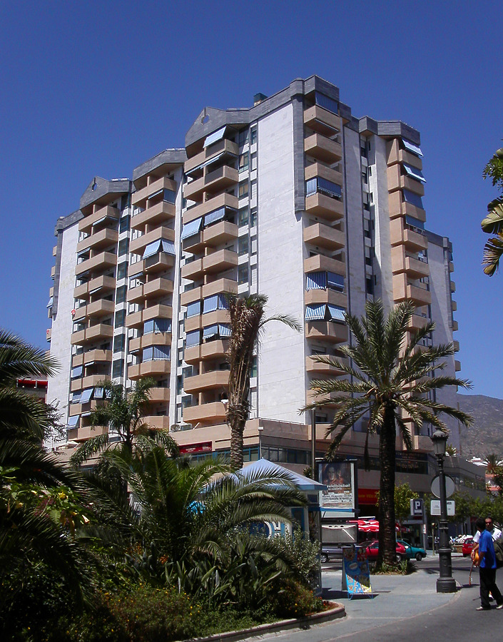 Edificio Parquesol by Cesar Serrano