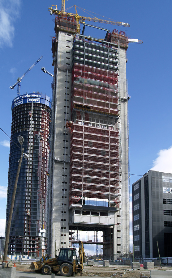 Torre Caja Madrid by Cesar Serrano