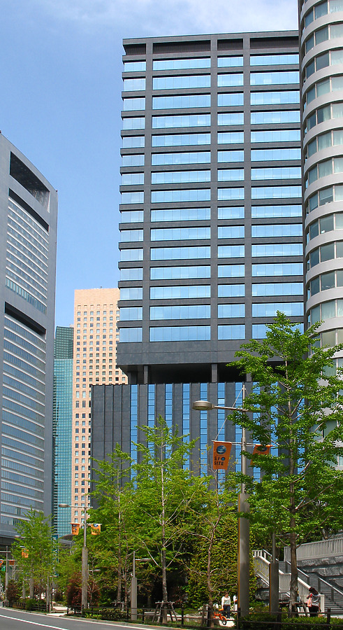 Shiodome Sumitomo Building by Kevin Hemphill