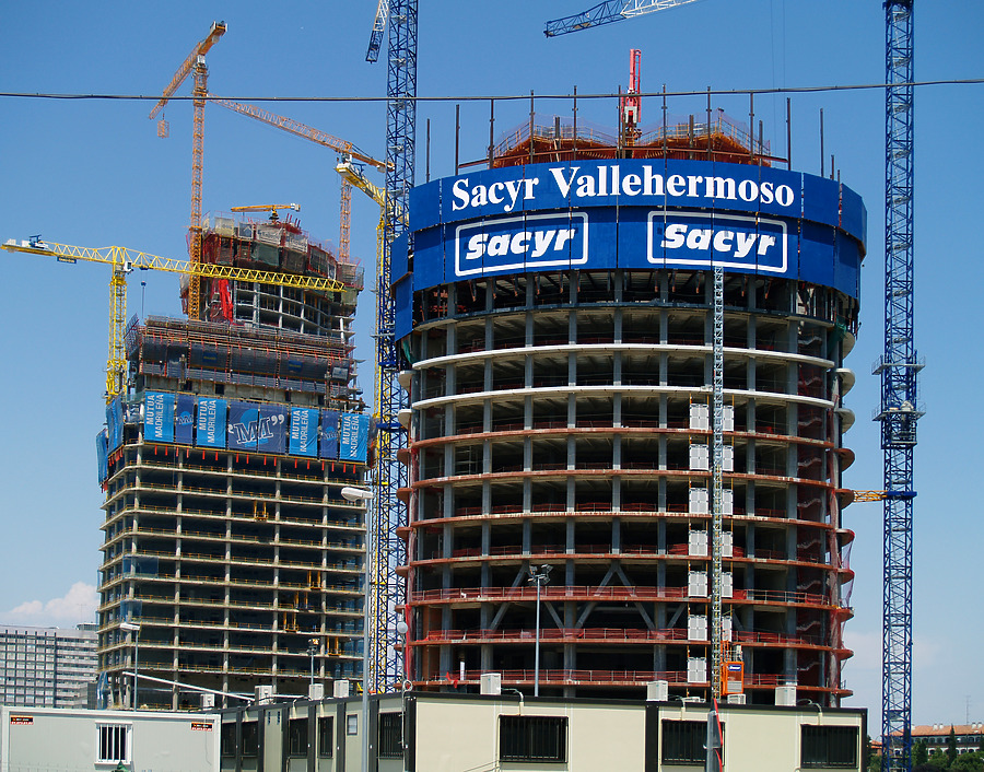 Torre Sacyr Vallehermoso by Cesar Serrano