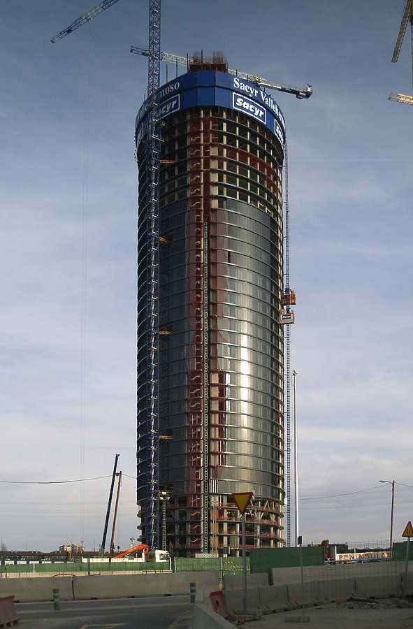 Torre Sacyr Vallehermoso by Cesar Serrano