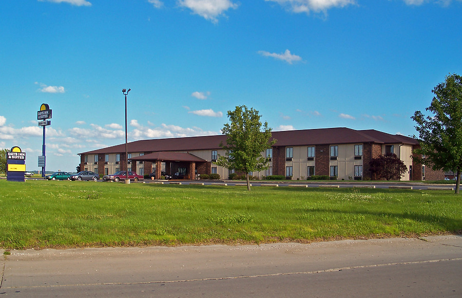 Days Inn and Suites by Ryan Hildebrand