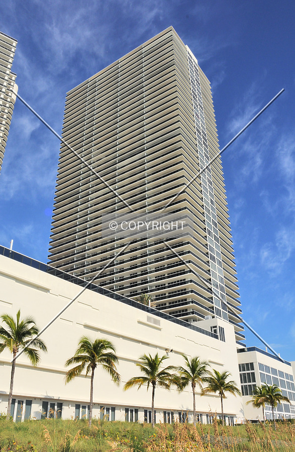 The Beach Club Tower 2 by Jorge Molina