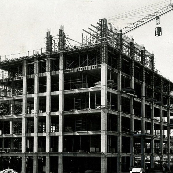 Kiewit Plaza by BLACKSTONE PLAZA