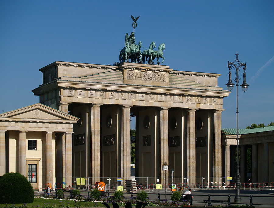 Brandenburger Tor by Cesar Serrano