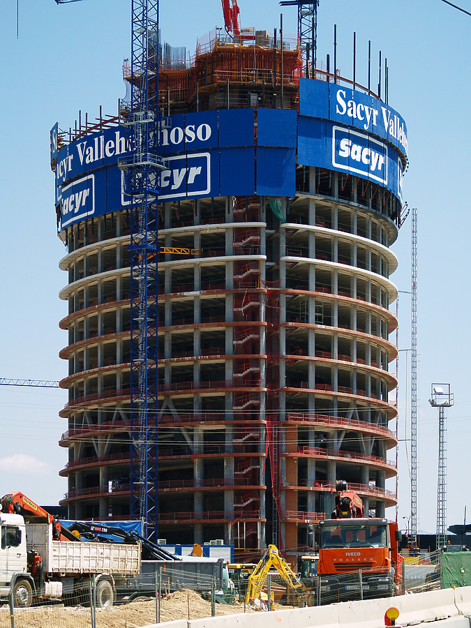 Torre Sacyr Vallehermoso by Cesar Serrano