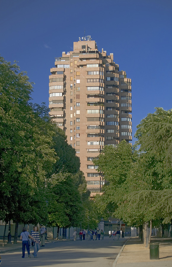Torre Retiro by Cesar Serrano