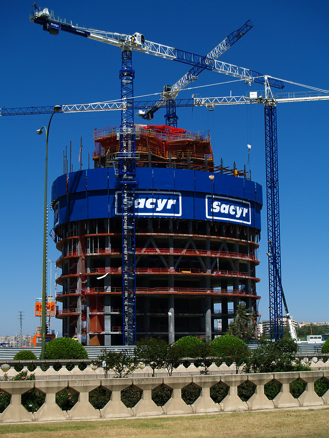 Torre Sacyr Vallehermoso by Cesar Serrano