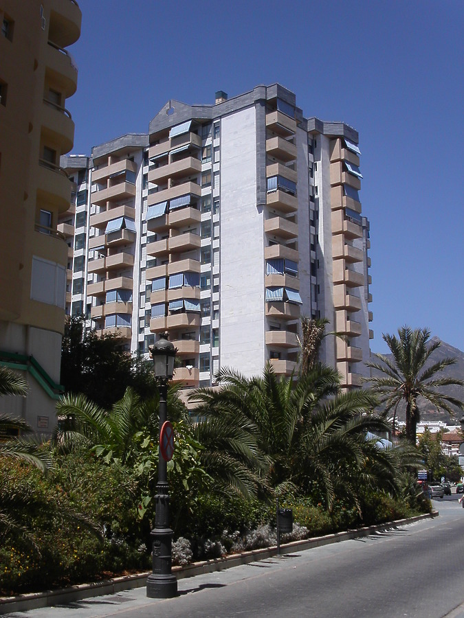 Edificio Parquesol by Cesar Serrano