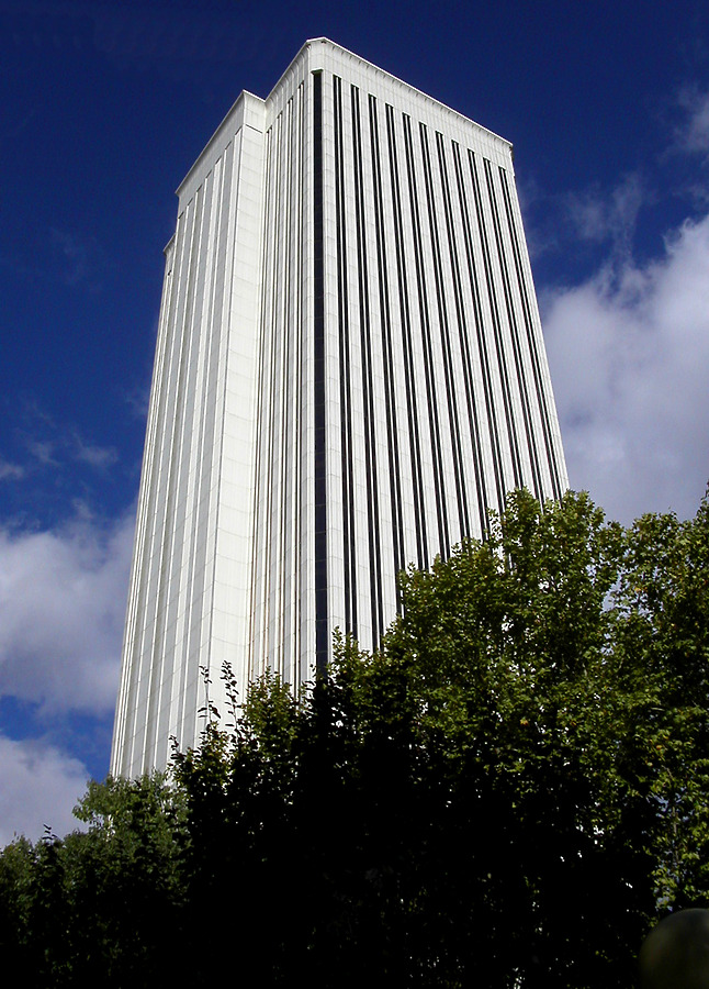 Torre Picasso by Cesar Serrano