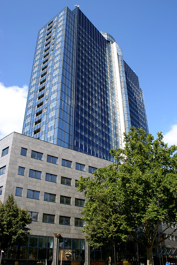 Büro Center Nibelungenplatz by Daniel Kieckhefer