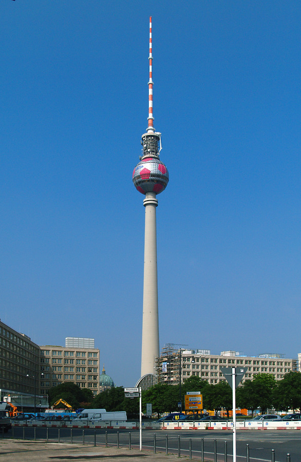 Berliner Fernsehturm by Cesar Serrano