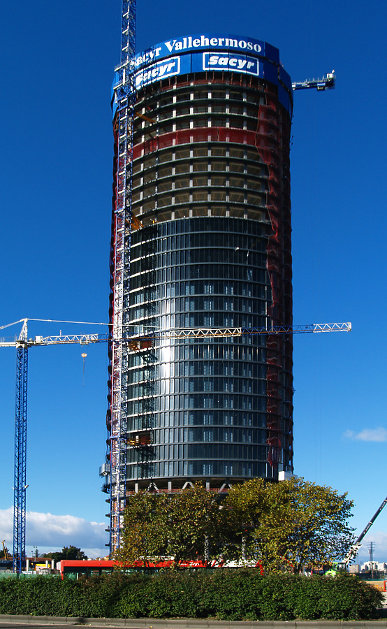 Torre Sacyr Vallehermoso by Cesar Serrano