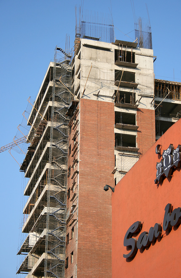 El Pedregal - Multiplaza by Jim Schwartz