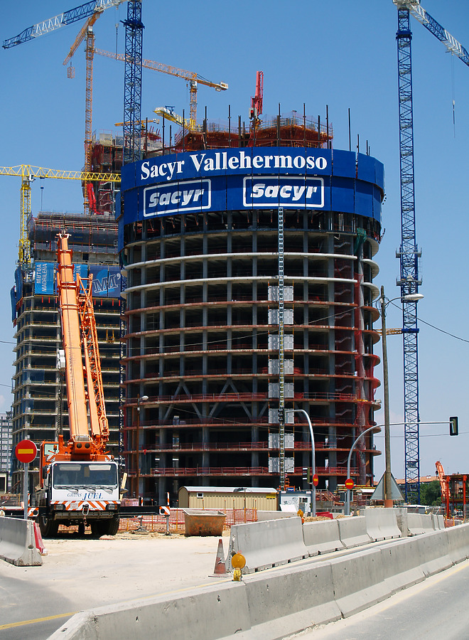 Torre Sacyr Vallehermoso by Cesar Serrano