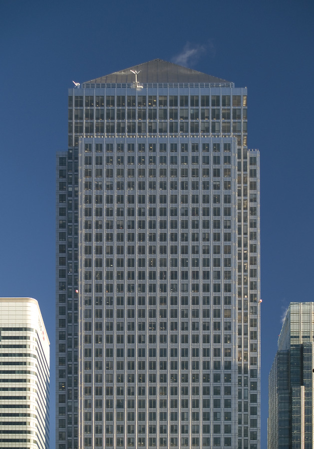 One Canada Square by Cesar Serrano