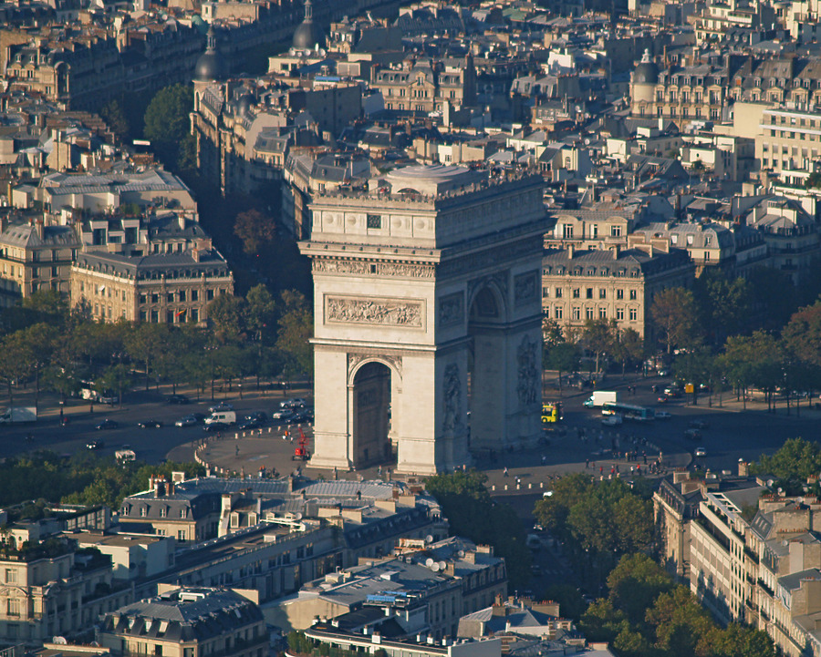 Arc de Triomphe by Cesar Serrano