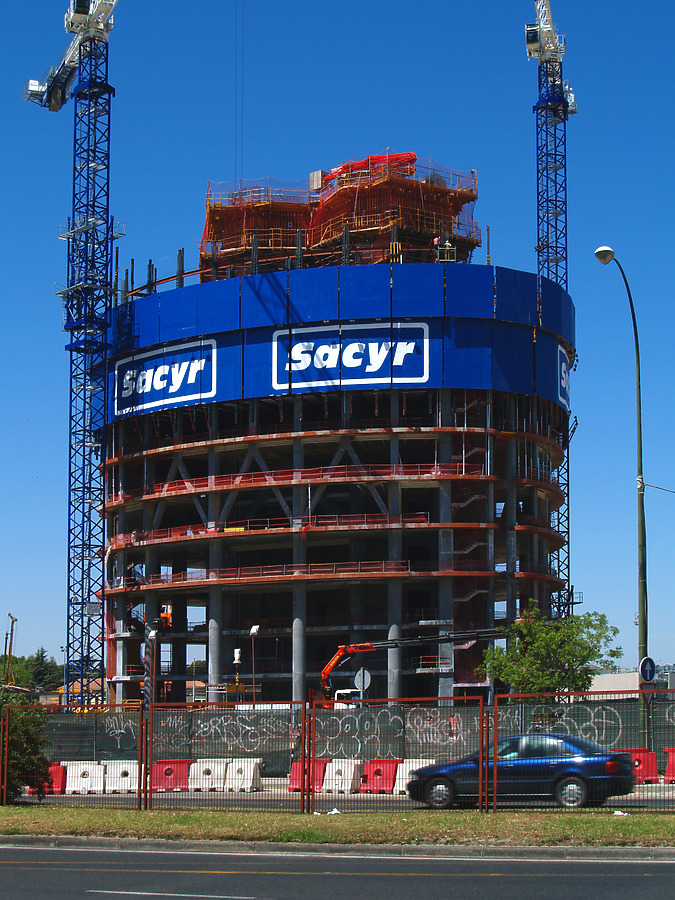 Torre Sacyr Vallehermoso by Cesar Serrano