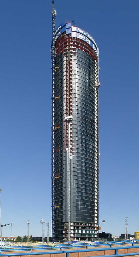Torre Sacyr Vallehermoso by Cesar Serrano