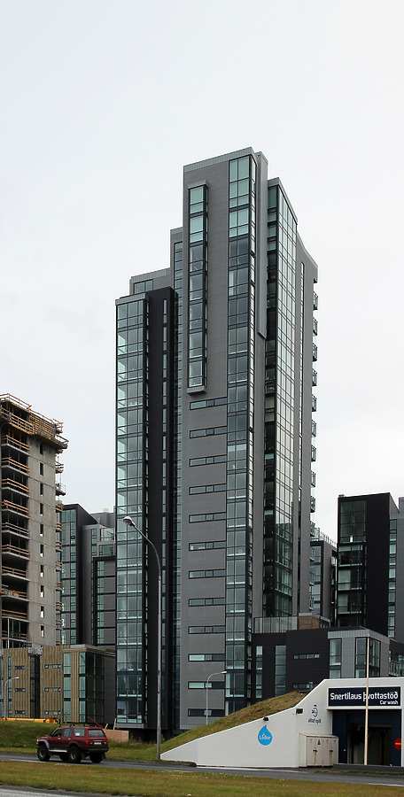 Vatnsstígur 16-18 by Kjetil Balog