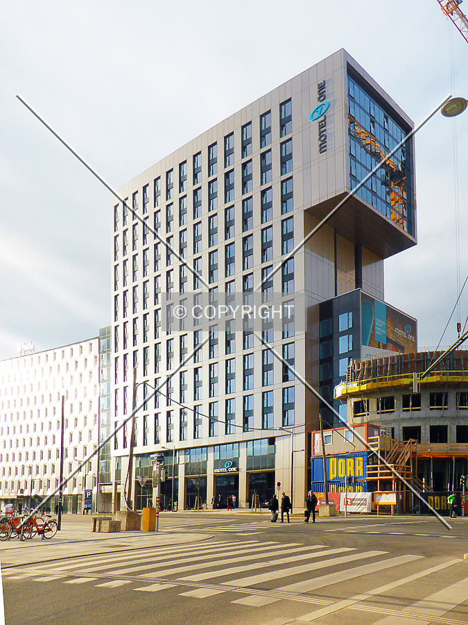 Motel One Hauptbahnhof by Nephilim