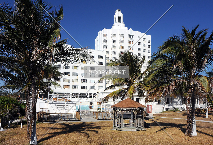 Versailles Hotel Condominium by Jorge Molina