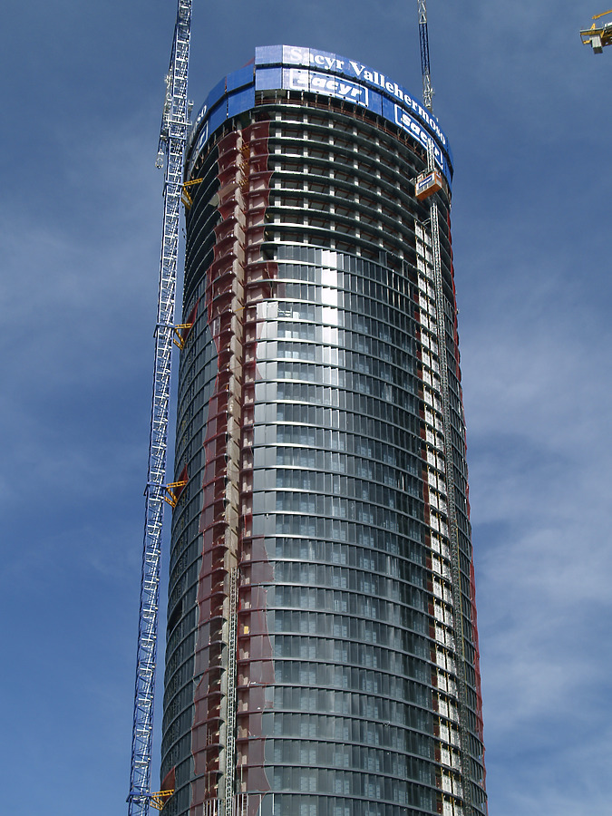 Torre Sacyr Vallehermoso by Cesar Serrano