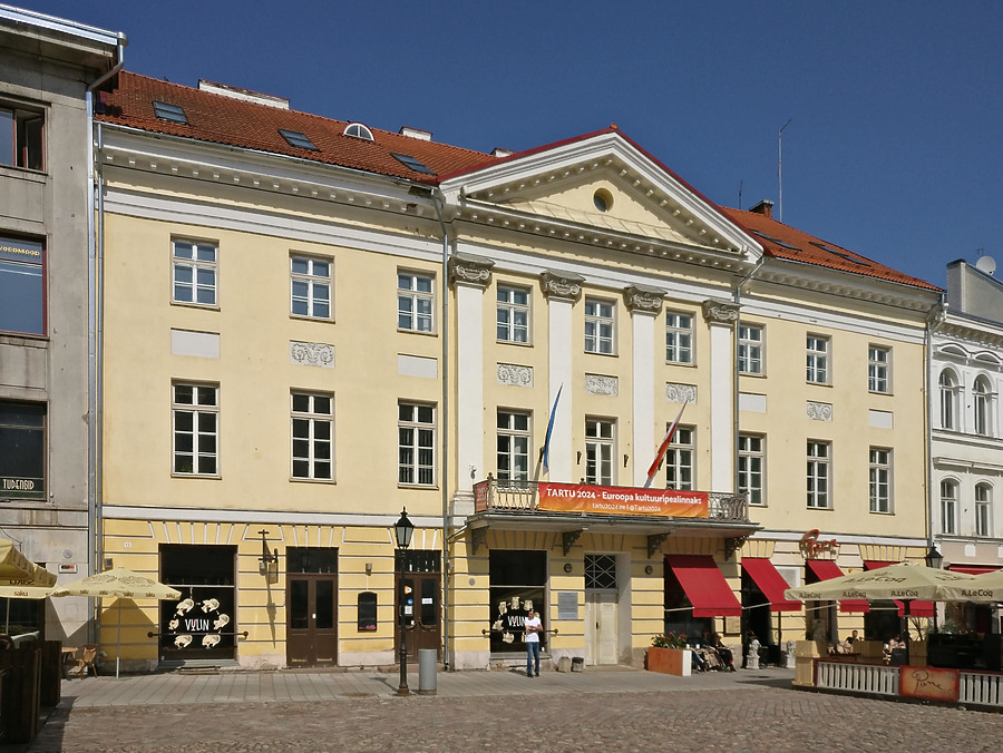 Raekoja plats 12 by Huopa