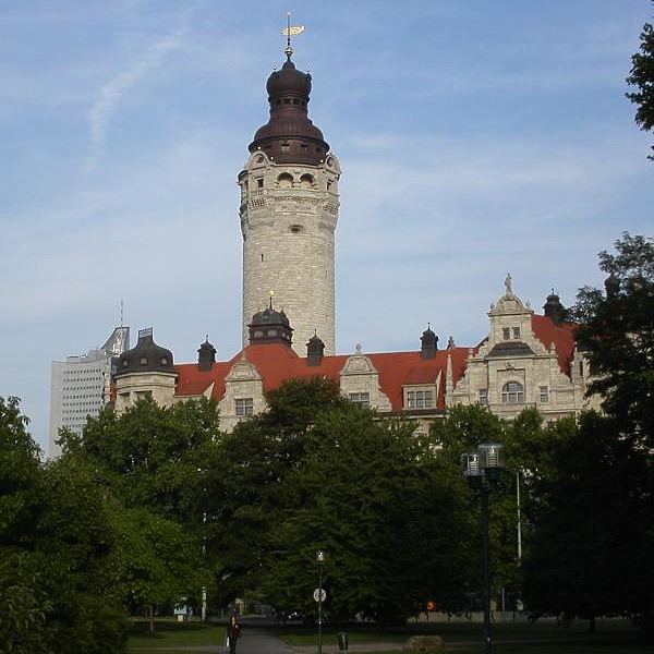 Neues Rathaus by Cesar Serrano