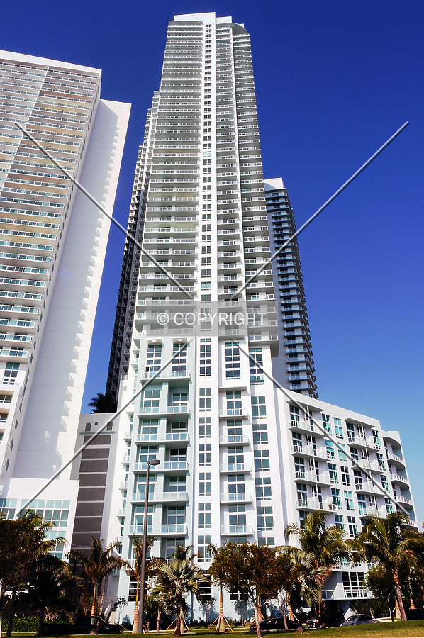 Quantum on the Bay South Tower by Jorge Molina