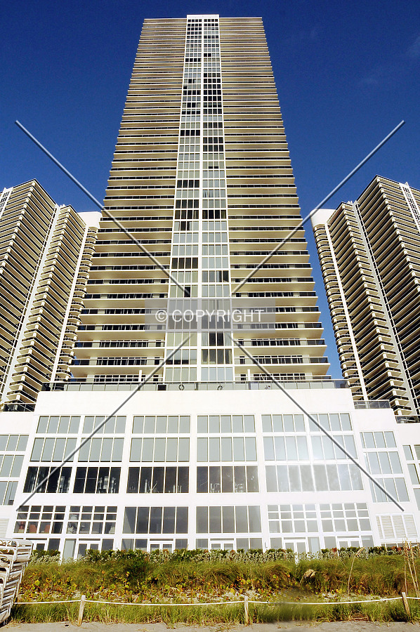 The Beach Club Tower 2 by Jorge Molina