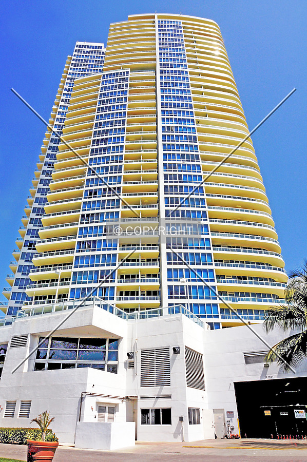 Continuum on South Beach, South Tower by Jorge Molina