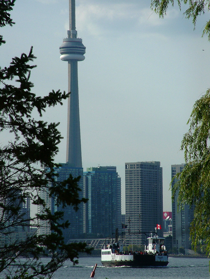 CN Tower by Pedro Marcelino