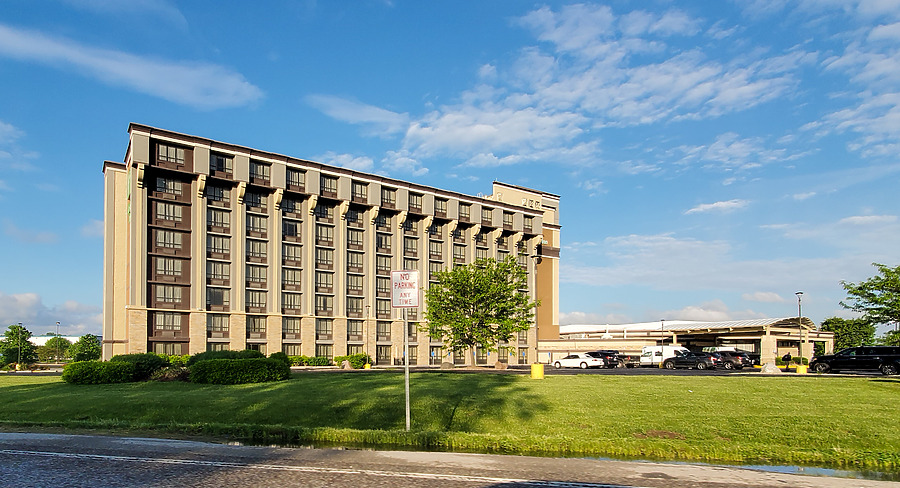 Holiday Inn - Airport West / Earth City by Ryan Hildebrand