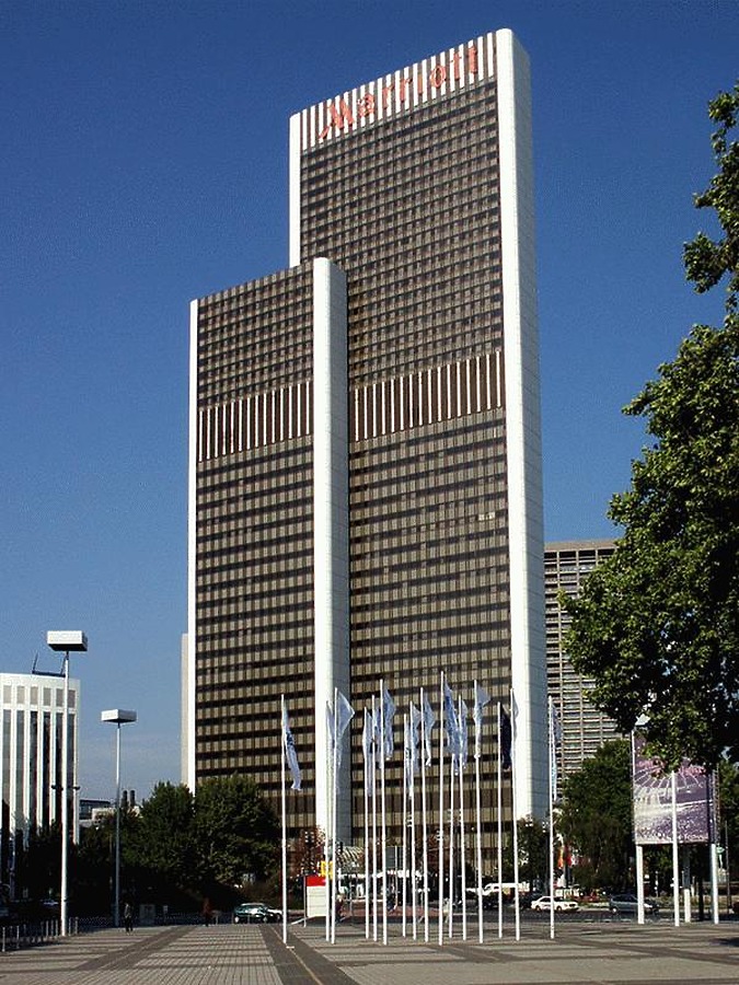 Plaza Büro Center by Daniel Kieckhefer