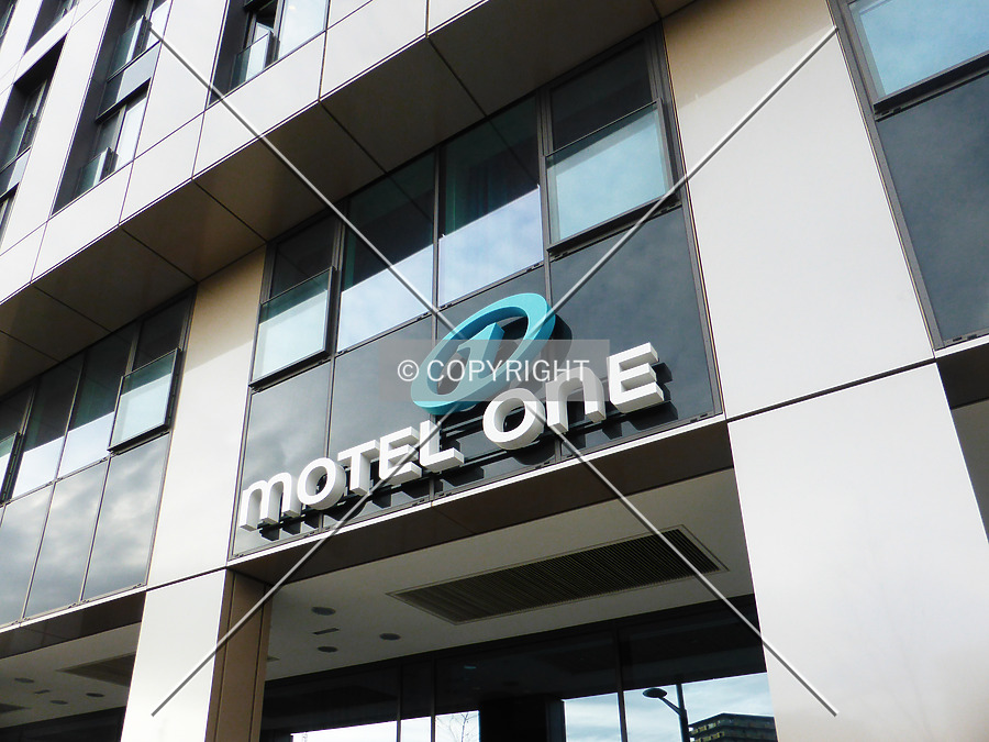 Motel One Hauptbahnhof by Nephilim